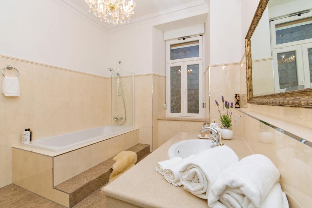 Luxury Seafront Apartment Banje Дубровник Екстериор снимка